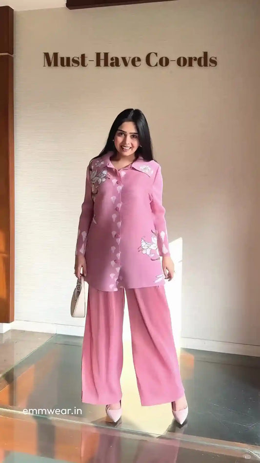 Chic Women’s Pleated Wide-Leg Pants and Ombre Blazer Outfit with Structured Handbag