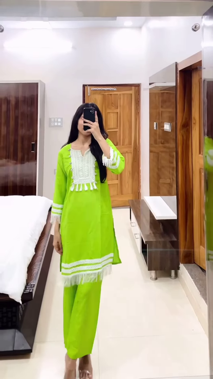 Cream Tulip-Print Kurta Set with Matching Pants – Elegant Floral Ethnicwear for Women