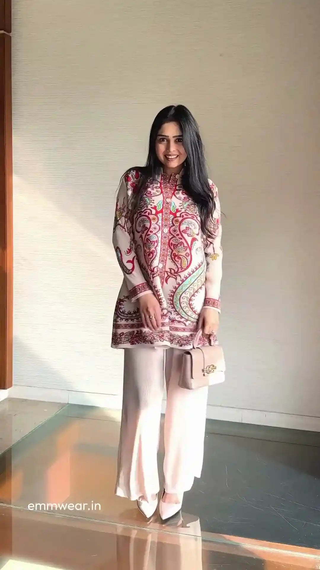 Chic Women’s Pleated Wide-Leg Pants and Ombre Blazer Outfit with Structured Handbag