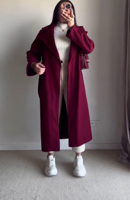 Long Black Coat Look 🖤 with Light Blue Jeans & White Sneakers – Street-Ready Layering